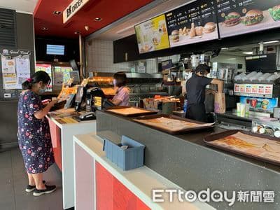 麦当劳「送餐到桌」传下周取消　网秒支持：自己拿就好